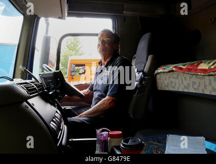 Il pilota di autocarri britannico Graham Davis si trova nel suo taxi parcheggiato sulla M20 ad Ashford, Kent, poiché Operation Stack rimane in posizione a causa dell'azione industriale a Calais. Foto Stock