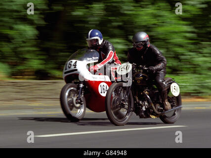 Una Rudge TT Replica 500cc corre contro un BSA Rocket 3 Racer all'Isola di Man TT Races. Foto Stock