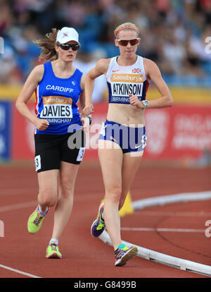 Johanna Atkinson (Middlesbrough & Cleveland) (a destra) sulla sua strada per vincere la finale della passeggiata delle donne di 5000m davanti a Bebhan Davies (Cardiff) nel 2 ° giorno durante il 3 del Sainsbury's British Championships all'Alexander Stadium, Birmingham. Foto Stock