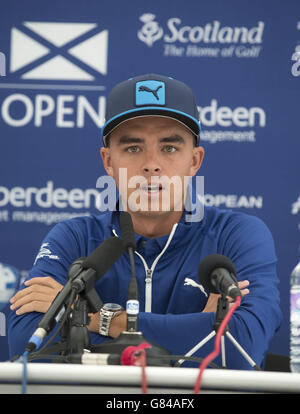 L'americano Rickie Fowler parla ai media durante una giornata di anteprima davanti allo Scottish Open del Gullane Golf Club, East Lothian. PREMERE ASSOCIAZIONE foto. Data immagine: Mercoledì 8 luglio 2015. Vedi PA storia GOLF Scottish Open. Il credito fotografico dovrebbe essere: Kenny Smith/PA Wire. RESTRIZIONI: . Nessun uso commerciale. Nessuna falsa associazione commerciale. Nessuna emulazione video. Nessuna manipolazione delle immagini. Foto Stock