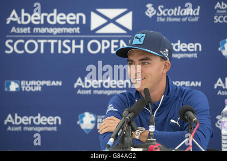 L'americano Rickie Fowler parla ai media durante una giornata di anteprima davanti allo Scottish Open del Gullane Golf Club, East Lothian. PREMERE ASSOCIAZIONE foto. Data immagine: Mercoledì 8 luglio 2015. Vedi PA storia GOLF Scottish Open. Il credito fotografico dovrebbe essere: Kenny Smith/PA Wire. RESTRIZIONI: . Nessun uso commerciale. Nessuna falsa associazione commerciale. Nessuna emulazione video. Nessuna manipolazione delle immagini. Foto Stock