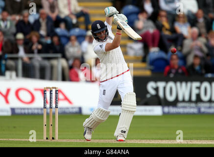 Cricket - First Investec Ashes Test - Inghilterra / Australia - Day One - SWALEC Stadium. Joe Root dell'Inghilterra si schiaccia durante il primo Investec Ashes Test allo Stadio SWALEC di Cardiff. Foto Stock