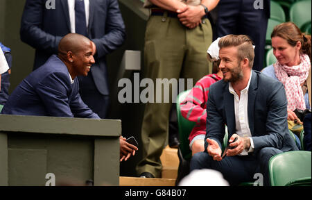 David Beckham e parla ad Ashley Young (a sinistra) sul campo centrale durante il 9° giorno del Wimbledon Championships presso l'All England Lawn Tennis and Croquet Club di Wimbledon. Foto Stock