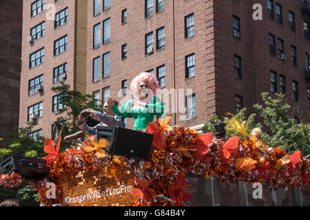 LGBT galleggiante a NYC Pride marzo sulla Fifth Avenue nel Greenwich Village di New York City Foto Stock