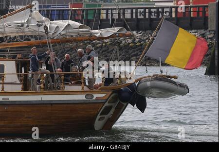 Membri dell'equipaggio su Rupel, una delle 50 navi alte che partecipano alla gara di 2015 navi alte che arrivano nel porto di Belfast. Foto Stock