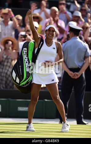 Heather Watson celebra la vittoria su Daniela Hantouchova durante il terzo giorno dei Campionati di Wimbledon all'All England Lawn Tennis and Croquet Club di Wimbledon. Foto Stock