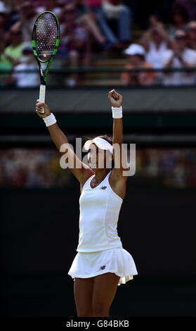 Heather Watson celebra la vittoria su Daniela Hantouchova durante il terzo giorno dei Campionati di Wimbledon all'All England Lawn Tennis and Croquet Club di Wimbledon. Foto Stock