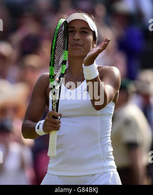 Heather Watson celebra la vittoria su Daniela Hantouchova durante il terzo giorno dei Campionati di Wimbledon all'All England Lawn Tennis and Croquet Club di Wimbledon. Foto Stock