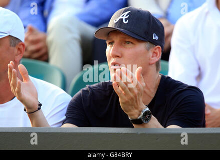 Il Bastian Schweinsteiger (centro) di Bayern Munich reagisce mentre guarda Ana Ivanovic in azione durante il terzo giorno dei Campionati di Wimbledon all'All England Lawn Tennis and Croquet Club di Wimbledon. Foto Stock