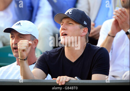 Il Bastian Schweinsteiger (centro) di Bayern Munich reagisce mentre guarda Ana Ivanovic in azione durante il terzo giorno dei Campionati di Wimbledon all'All England Lawn Tennis and Croquet Club di Wimbledon. Foto Stock