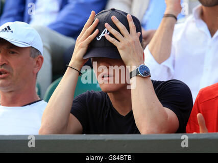 Il Bastian Schweinsteiger (centro) di Bayern Munich reagisce mentre guarda Ana Ivanovic in azione durante il terzo giorno dei Campionati di Wimbledon all'All England Lawn Tennis and Croquet Club di Wimbledon. Foto Stock