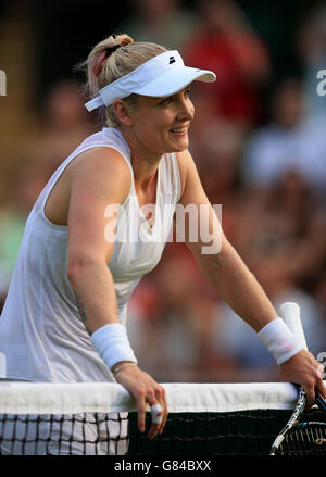 Bethanie Mattek-Sands festeggia contro Ana Ivanovic il terzo giorno dei Campionati di Wimbledon all'All England Lawn Tennis and Croquet Club di Wimbledon. Foto Stock