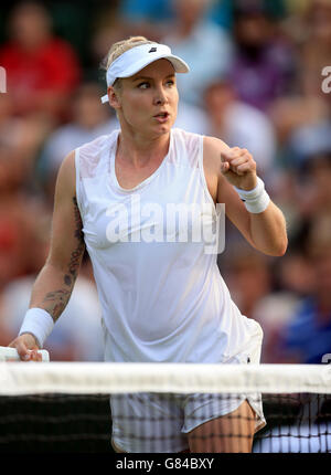 Bethanie Mattek-Sands festeggia contro Ana Ivanovic il terzo giorno dei Campionati di Wimbledon all'All England Lawn Tennis and Croquet Club di Wimbledon. Foto Stock