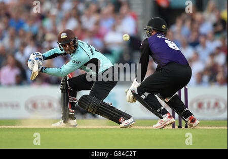 Cricket - NatWest t20 Blast - Southern Division - Surrey / Gloucestershire - Kia Oval. Geraint Jones (a destra), guardiano del gloucestershire, guarda come Kumar Sangakkara (a sinistra) di Surrey colpisce fuori Foto Stock