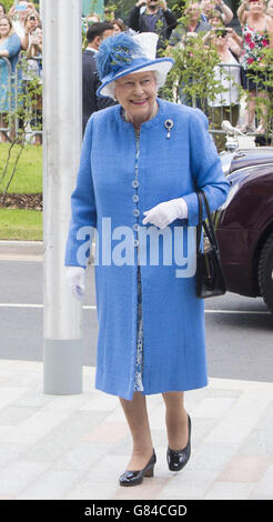 La regina Elisabetta II sorride mentre arriva per una visita al Royal Hospital for Sick Children e al Cardiac Rehabilitation Unit Gymnasium prima di svelare tre targhe per aprire il Queen Elizabeth University Hospital, il Royal Hospital for Children e il Queen Elizabeth Teaching and Learning Center, a Glasgow. Foto Stock