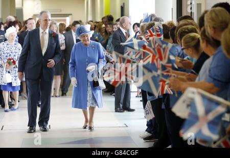 La regina Elisabetta II sorride mentre cammina con Andrew Robertson Presidente di NHS Greater Glasgow e Clyde, mentre incontra il personale durante una visita al Royal Hospital for Sick Children e al Cardiac Rehabilitation Unit Gymnasium prima di svelare tre targhe per aprire il Queen Elizabeth University Hospital, Il Royal Hospital for Children e il Queen Elizabeth Teaching and Learning Center, a Glasgow. Foto Stock