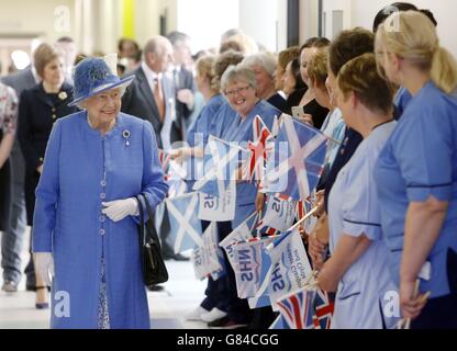 La regina Elisabetta II sorride mentre incontra il personale durante una visita al Royal Hospital for Sick Children e alla palestra dell'unità di riabilitazione cardiaca prima di scoprire tre targhe per aprire il Queen Elizabeth University Hospital, il Royal Hospital for Children e il Queen Elizabeth Teaching and Learning Center, a Glasgow. Foto Stock