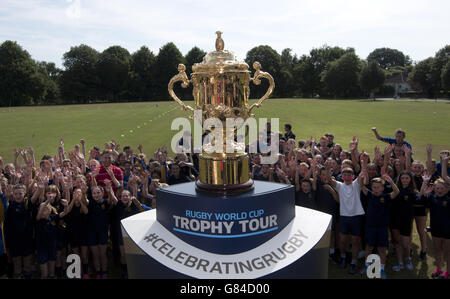 Gli alunni della scuola superiore di Bassaleg a Newport accolgono la Webb Ellis Cup nella loro scuola come parte del 100 giorni del Rugby World Cup Trophy Tour del Regno Unito e dell'Irlanda. Foto Stock