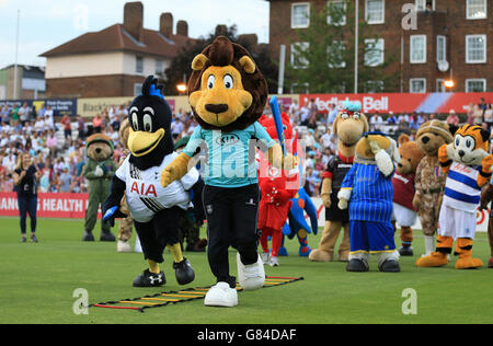 La mascotte di Surrey Caesar il leone (centro) e Tottenham Hotspur club mascotte chirpy cockerel (sinistra) durante il derby mascotte tenuto durante l'intervallo Surrey contro Middlesex. Foto Stock