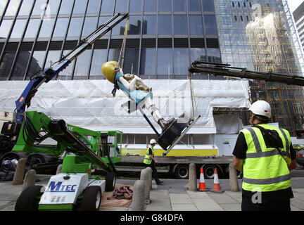 Una scultura di 7 metri di altezza di Damien Hirst, intitolata Charity (2002-2003), è installata accanto alla Chiesa di Sant'Elena di fronte all'edificio Gherkin nel Square Mile di Londra, come parte dell'edizione 2015 del programma di installazione della City of London's Sculpture in the City. Foto Stock