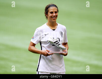 Carli Lloyd degli Stati Uniti viene presentato con la scarpa Argento Adidas in seguito alla partita finale della Coppa del mondo FIFA Canada 2015 tra Stati Uniti e Giappone al BC Place Stadium di Vancouver, Canada. Foto Stock