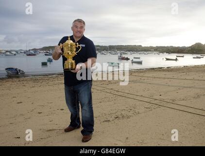 Il presidente RFU e il vincitore della Coppa del mondo di Rugby 2003, Jason Leonard con la Webb Ellis Cup sulle isole di Scilly, nell'ambito del Rugby World Cup Trophy Tour di 100 giorni del Regno Unito e dell'Irlanda. Foto Stock