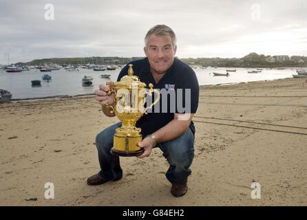 Il presidente RFU e il vincitore della Coppa del mondo di Rugby 2003, Jason Leonard con la Webb Ellis Cup sulle isole di Scilly, nell'ambito del Rugby World Cup Trophy Tour di 100 giorni del Regno Unito e dell'Irlanda. Foto Stock