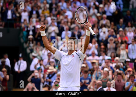 Novak Djokovic festeggia il battimento di Kevin Anderson durante l'ottavo giorno dei Campionati di Wimbledon all'All England Lawn Tennis and Croquet Club di Wimbledon. Foto Stock