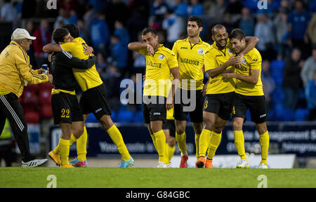 I giocatori dell'Alashkert FC festeggiano dopo il primo turno di qualificazione della Europa League, la seconda partita al McDiarmid Park di Perth, Scozia. Foto Stock