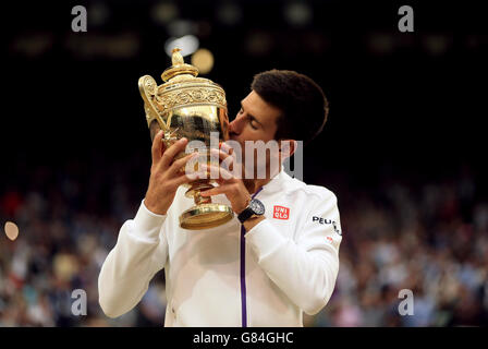 Novak Djokovic alza il Trofeo Wimbledon mentre celebra la vittoria della finale del singolo maschile durante il tredici° giorno dei Campionati di Wimbledon all'All England Lawn Tennis and Croquet Club di Wimbledon. Foto Stock