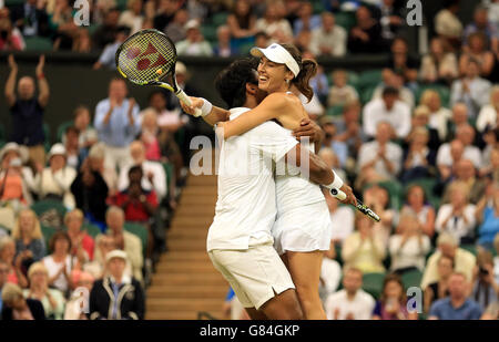 Martina Hingis e Leander Paes festeggiano la vittoria della finale delle doppie miste il tredici° giorno dei Campionati di Wimbledon all'All England Lawn Tennis and Croquet Club di Wimbledon. Foto Stock