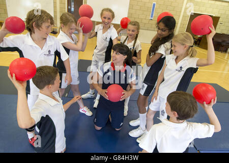 L'ex ginnasta olimpica Beth Tweddle conduce una classe di Dodgeball con gli allievi della King's Junior School di Chester, a sostegno della British Heart Foundation. Foto Stock