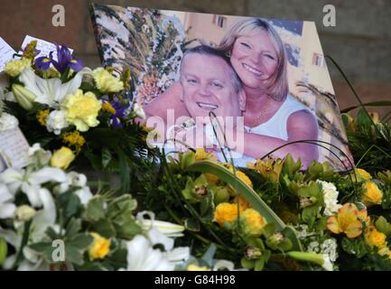 Una fotografia di Billy e Lisa Graham siede accanto ai fiori al loro funerale a Perth crematorio, come la figlia addolorante della coppia uccisa nell'attacco terroristico alla spiaggia tunisina ha detto ai lutto ai loro funerali che erano i 'migliori genitori nel mondo'. Foto Stock