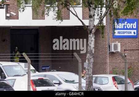 Servizi di emergenza presso il produttore di benne per digger Harford Attachments a Spar Road, Hellesdon, Norwich, dove due uomini sono morti a seguito di un'esplosione della tenuta industriale. Foto Stock