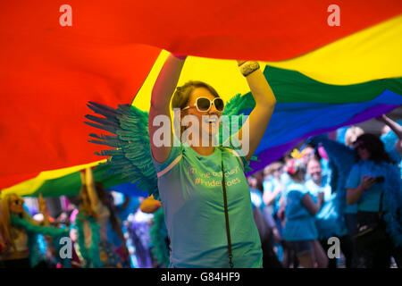 I partecipanti partecipano alla LGBTQ Parade di Londra. Foto Stock