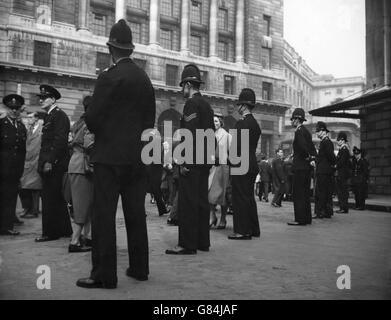 Una fila di poliziotti si trova in guardia con le spalle alla Mansion House, dove i leader sovietici Maresciallo Nikolai Bulganin e Nikita Krushchev stavano partecipando a un pranzo in loro onore. Foto Stock