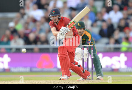 Cricket - NatWest t20 Blast - Northern Division - Lancashire / Nottinghamshire - Emirates Old Trafford. James Faulkner del Lancashire Lightning colpisce contro gli Outlaws del Nottinghamshire Foto Stock