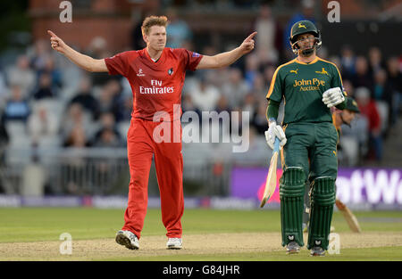 Cricket - NatWest t20 Blast - Northern Division - Lancashire / Nottinghamshire - Emirates Old Trafford. James Faulkner di Lancashire Lightning celebra la presa del cazzo di Nottinghamshire Outlaws Steven Mullaney (a destra) Foto Stock