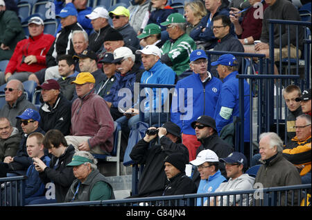 Golf - il Campionato Open 2015 - giorno uno - St Andrews. I fan degli stand guardano l'azione durante il giorno uno del Campionato Open 2015 a St Andrews, Fife. Foto Stock