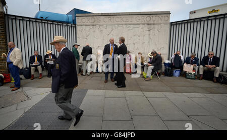 I membri del MCC si accodano al di fuori del campo di cricket di Lord prima dell'inizio del secondo Investec Ashes Test a Lord's, Londra. Foto Stock