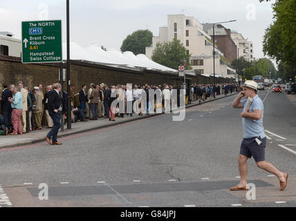 I membri del MCC si accodano al di fuori del campo di cricket di Lord prima dell'inizio del secondo Investec Ashes Test a Lord's, Londra. Foto Stock