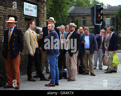 I membri del MCC si accodano al di fuori del campo di cricket di Lord prima dell'inizio del secondo Investec Ashes Test a Lord's, Londra. Foto Stock