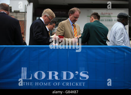 Cricket - Second Investec Ashes Test - Inghilterra / Australia - Day One - Lord's. I membri del MCC si accodano fuori dal Lord's Cricket Ground prima dell'inizio del secondo Investec Ashes Test presso Lord's, Londra. Foto Stock