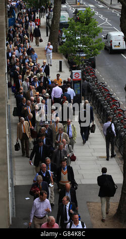 I membri del MCC si accodano al di fuori del campo di cricket di Lord prima dell'inizio del secondo Investec Ashes Test a Lord's, Londra. Foto Stock