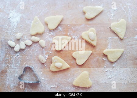 A forma di cuore biscotti con mandorle e cookie cutter Foto Stock