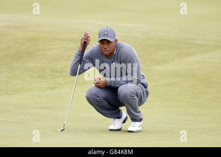 USA's Tiger Woods si allinea un putt durante il primo giorno dell'Open Championship 2015 a St Andrews, Fife. Foto Stock