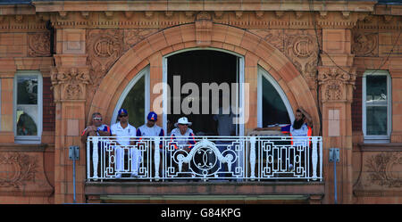 Il capitano dell'Inghilterra Alastair Cook (2° a sinistra) sul balcone dello spogliatoio dopo che era fuori per 11 con l'allenatore capo dell'Inghilterra Trevor Bayliss (cappello bianco centrale) E l'assistente dell'Inghilterra Paul Farbrace (a sinistra) e l'Inghilterra battsman Moeen Ali mostrano il loro rifiuto durante il quarto giorno del secondo Investec Ashes Test a Lord's, Londra. Foto Stock