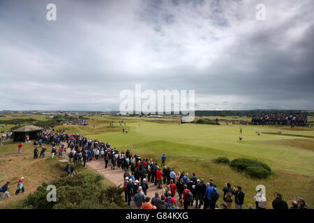 Golf - il Campionato Open 2015 - giorno quattro - St Andrews. Una visione generale del gioco attraverso il 5 ° verde e la 6 buca durante il giorno quattro del Campionato Open 2015 a St Andrews, Fife. Foto Stock