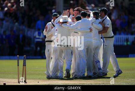 Il bowler australiano Josh Hazlewood festeggia dopo aver preso il cazzo d'Inghilterra il battesman James Anderson per vincere la seconda prova, durante il quarto giorno del secondo Investec Ashes Test a Lord's, Londra. Foto Stock