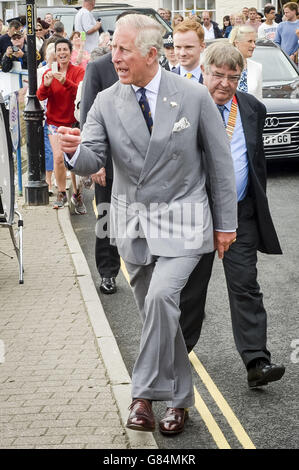 Il Principe del Galles in una passeggiata a Padstow mentre visita il porto di pesca della Cornovaglia. Foto Stock